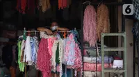Pedagang menunggu pembeli di Pasar Cipadu, Tangerang, Senin (21/9/2020). Asosiasi Pertekstilan Indonesia (API) menyatakan industri Tekstil dan Produk Tekstil (TPT) sudah mulai beroperasi meski belum normal kembali akibat daya beli yang masih rendah di masa pandemi. (Liputan6.com/Angga Yuniar)