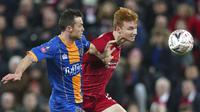 Pemain Liverpool, Sepp van den Berg, berebut bola dengan pemain Shrewsbury Town, Shaun Whalley, pada laga Piala FA di Stadion Anfield pada Rabu (5/2/2020). Pasukan muda Liverpool menang tipis 1-0 atas Shrewsbury Town. (AP/Jon Super)