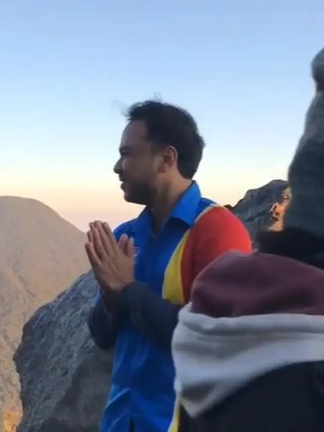Viral Pria Pakai Baju Minimarket di Gunung Bak Layani Konsumen, Bikin Geleng Kepala