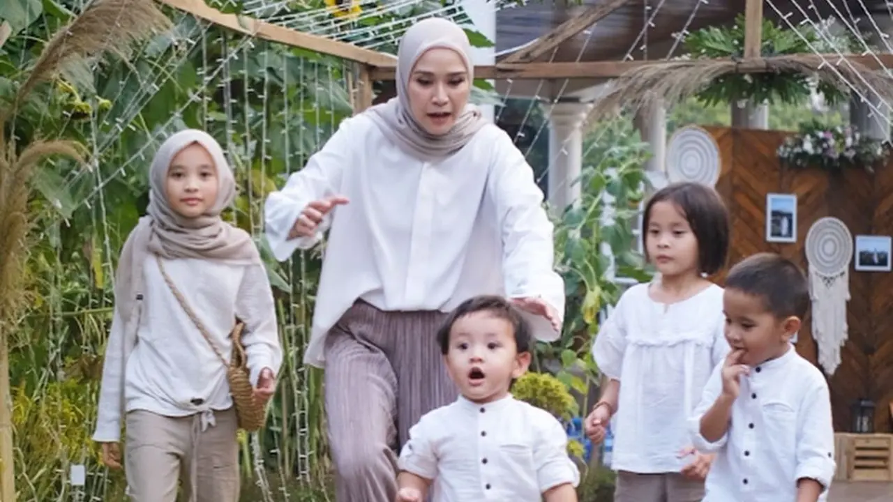 Zaskia Adya Mecca bersama anak-anaknya. (Foto: Dok. Instagram @zaskiadyamecca)
