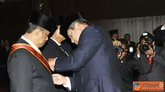 
Citizen6, Jakarta: Penghargaan tersebut diberikan atas jasa-jasa luar biasa di berbagai bidang yang bermanfaat bagi kemajuan, kesejahteraan, kemakmuran Bangsa dan Negara. (Pengirim: Badarudin Bakri)            
