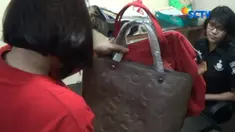 Dia mengelabui penjaga mal dengan berpura-pura akan membeli tas. Namun ketika hendak keluar, alarm mal berbunyi.