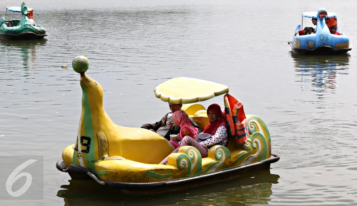 Pengunjung menaiki bebek air di kawasan wisata Setu Babakan, Jakarta Selatan, Sabtu (2/1/2016). Setu Babakan menjadi destinasi wisata alternatif dengan biaya yang relatif terjangkau. (Liputan6.com/Immanuel Antonius)