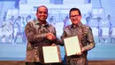 Presiden Direktur PT SKF Industrial Indonesia, Satheswaran Mayachandran (kiri) dan Presiden Direktur PT Freeport Indonesia, Tony Wenas secara simbolis melakukan pendatanganan MoU antara SKF dan PT Freeport Indonesia di Hotel LangHam, Jakarta pada Senin (26/5/2025).