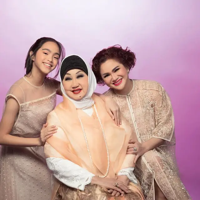 Dewi Motik Pramono dan keluarga. (Foto: Instagram @motikpramono)