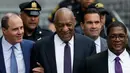 Aktor dan Komedian Bill Cosby (tengah) berjalan keluar dari Gedung Pengadilan Montgomery setelah persidangan kasus penyerangan seksualnya, di Norristown, (6/6). Sekitar 50 wanita menuduh Cosby melakukan kekerasan seksual. (AP Photo/Matt Slocum)