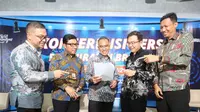 Direktur Utama BRI Life Iwan Pasila (tengah) bersama (dari kiri ke kanan) Direktur Operasional BRI Life Yossie William Iroth, Direktur Pemasaran BRI Life Sutadi, Direktur Keuangan BRI Life Lim Chet Ming dan Direktur Kepatuhan I Dewa Gede Agung berbincang saat konferensi pers Kinerja Kuartal I 2023 PT Asuransi BRI Life di Gedung BRILIAN, Jakarta (30/05/2023). (Liputan6.com)