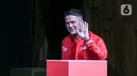 Legenda sepak bola Inggris Michael Owen saat menyampaikan keterangan pers di Jakarta, Sabtu (20/8/2022). Keterangan pers ini berkaitan dengan agenda Michael Owen di Jakarta, salah satunya menjadi komentator ahli pada laga sepak bola antara Manchester United vs Liverpool di Liga Inggris 2022/2023 yang akan disiarkan langsung di Vidio.com. (Liputan6.com/Johan Tallo)