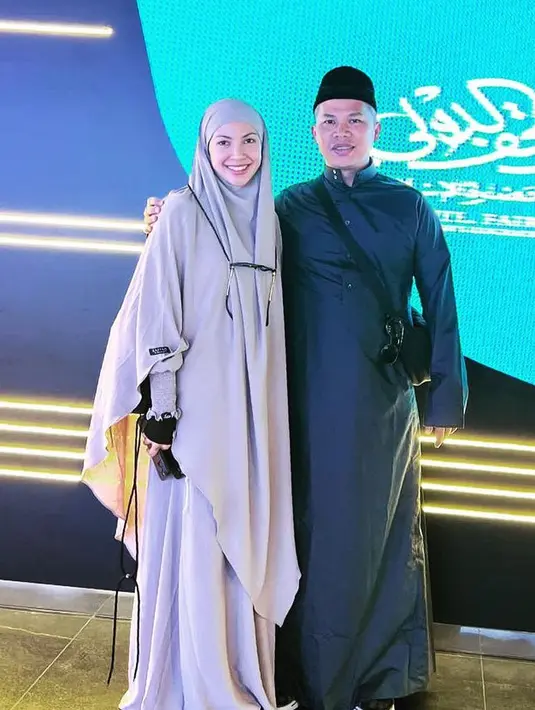 Ratna Galih tampil serba abu-abu mengenakan one set yang terdiri dari kerudung panjang dan abaya. [@ratnagalih]