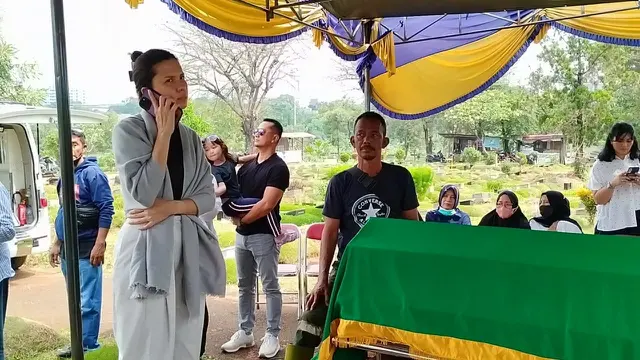 Michelle Joan menangis saat memakamkan ibundanya di TPU Tanah Kusir (Liputan6.com - M Altaf Jauhar)