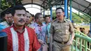 Gubernur DKI Jakarta Basuki T Purnama (kiri) saat berjalan di jembatan menuju Pasar Blok G, Tanah Abang, Jakarta, Rabu (15/4/2015). Ahok juga meninjau pembangunan jembatan antara Stasiun Tanah Abang dengan Pasar Blok G. (Liputan6.com/Herman Zakharia)