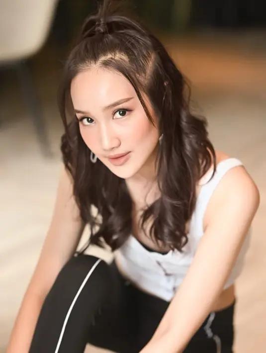 Penampilan Bella diluar pemotretan serta menjadi model profesional pun terlihat kasual. Bahkan, dirinya lebih sering menggunakan makeup natural. (Liputan6.com/IG/@bellaapriliasant)