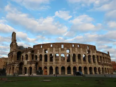 Beberapa wisatawan terlihat di Colosseum di Roma, Italia (4/11/2020). Perdana Menteri Italia Giuseppe Conte telah menandatangani dekret yang menetapkan jam malam berskala nasional mulai pukul 22.00 sampai 05.00 setelah jumlah kasus coronavirus terus melonjak di negara itu. (Xinhua/Cheng Tingting)