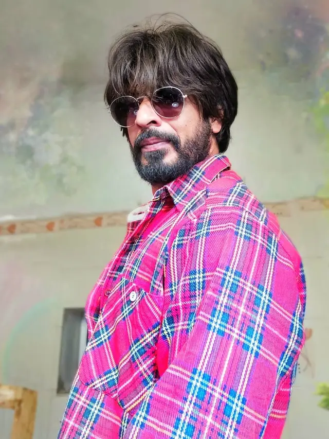 7 Potret Ibrahim Qadri, Selebgram Mirip Shah Rukh Khan yang Lagi Viral