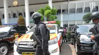 Personel Brimob berpatroli di sekitar halaman depan PN Jakarta Selatan saat sidang pembacaan tuntutan terhadap terdakwa sejumlah kasus tindak pidana terorisme, Aman Abdurrahman, Jumat (18/5). (Liputan6.com/Helmi Fithriansyah)