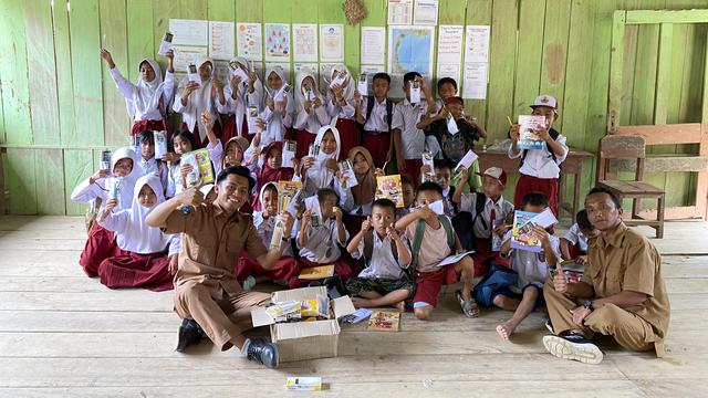 Pak Guru Najib Nadir bersama sejumlah murid-muridnya di tepi sungai. (Dokomen Pribadi Najid Nadir)