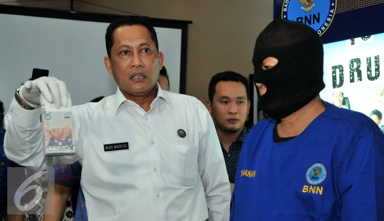 Kepala BNN Komjen Pol Budi Waseso (kiri) menunjukan barang bukti Tindak Pidana Pencucian Uang (TPPU) narkotika di Jakarta, Selasa (26/1). BNN berhasil mengungkap kasus TPPU hasil bisnis narkotika dengan menangkap tersangka GP. (Liputan6.com/Yoppy Renato)