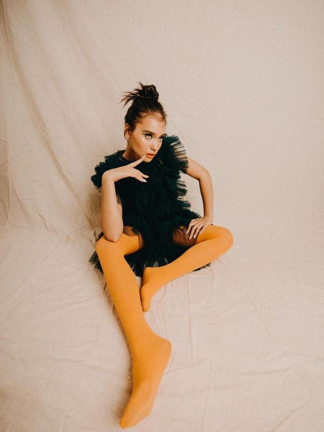Gaya Pemotretan Aurora Ribero Dengan Nuansa Orange, Tampil Fresh. (Sumber: Instagram/auroraribero)