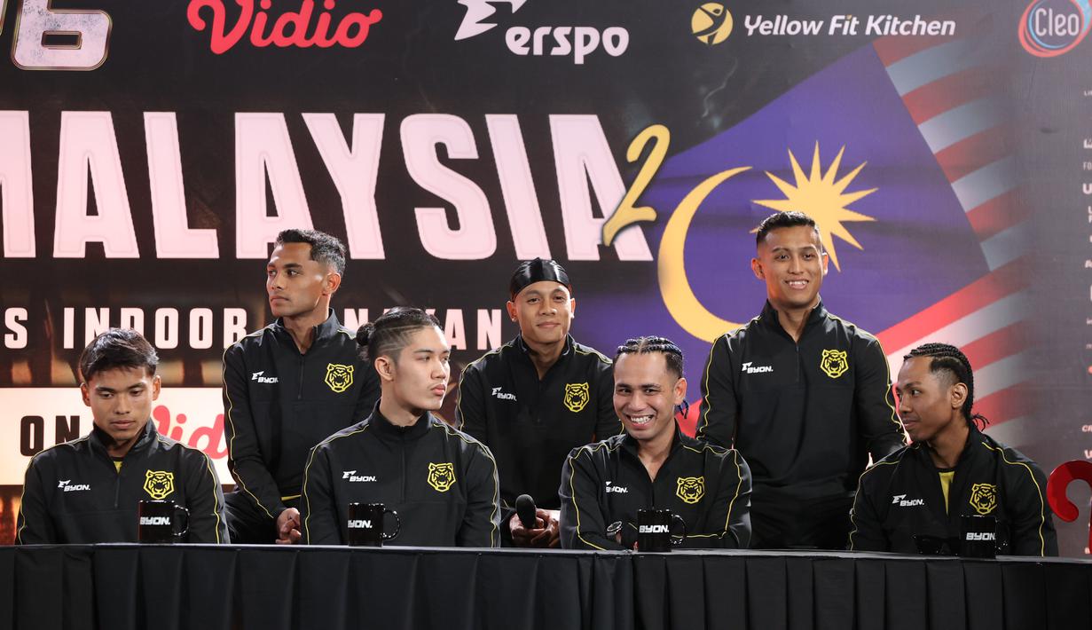 Pertarungan ini diharapkan dapat memberikan tontonan yang memukau bagi para penggemar dan menghibur penonton yang hadir. Tampak dalam foto, tim Mixed Martial Arts (MMA) Malaysia saat memberi keterangan terkait Byon Combat Showbiz Vol. 6 di Tennis Indoor, Senayan, Jumat (21/11/2025). (Bola.com/M Iqbal Ichsan)