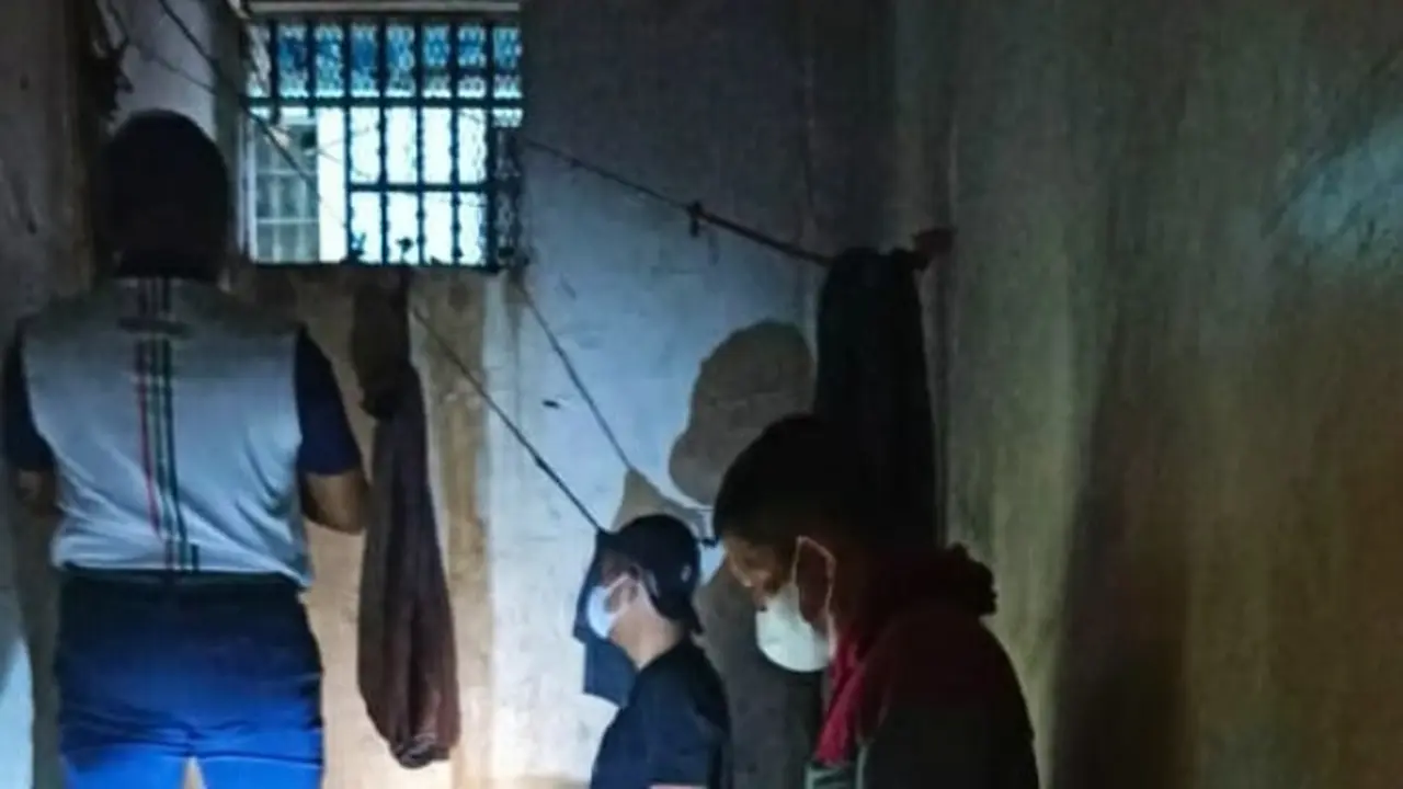 Petugas mengecek pentilasi berterali besi yang dibobol tahanan kabur di Rutan Pekanbaru.