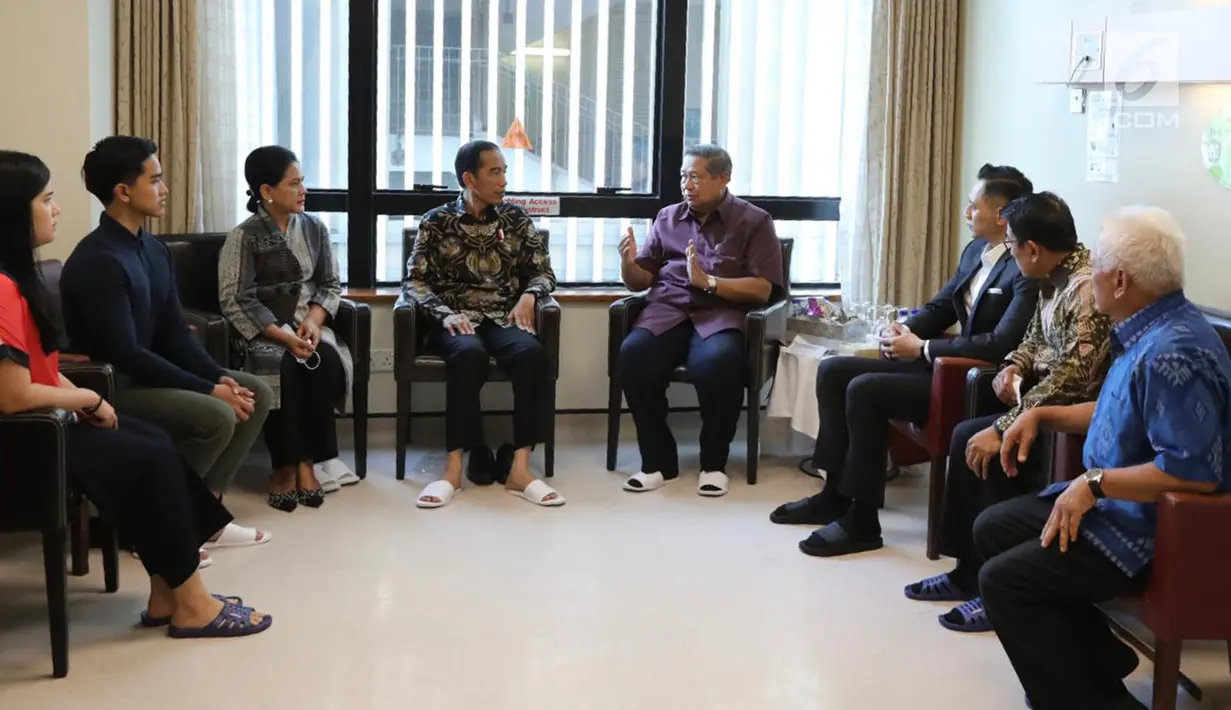 Presiden Joko Widodo atau Jokowi berbincang dengan Presiden ke-6 RI Susilo Bambang Yudhoyono (SBY) di National University Hospital Singapore, Kamis (21/2). Kedatangan Jokowi untuk menjenguk istri SBY, Ani Yudhoyono. (Liputan6.com/HO/Anung Anindito)