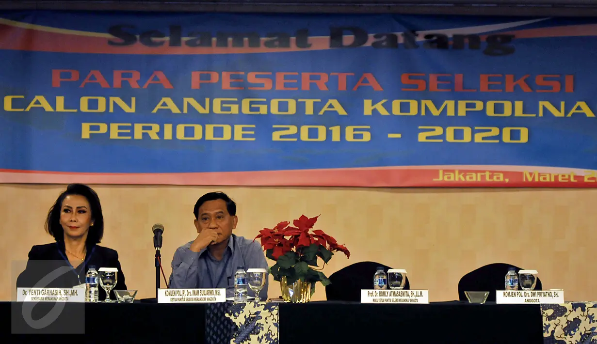 Ketua Pansel Komjen Purn Imam Sudjarwo dan Sekretaris Pansel Kompolnas Yenti Ganarsih (kiri) ketika menghadiri seleksi 81 calon anggota Komisi Kepolisian Nasional (Kompolnas) di Jakarta, Kamis (10/3). (Liputan6.com/Johan Tallo)