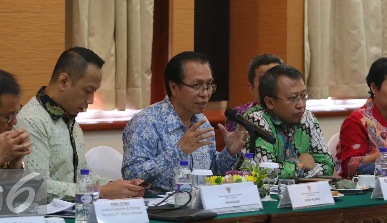 Anggota KEIN‎ Benny Pasaribu (tengah) mengatakan perkembangan ekonomi ke depan tidak akan lepas dari unsur teknologi, Jakarta, Kamis (6/10). Indonesia perlu memiliki sebuah roadmap dalam bidang industri kreatif dan digital. (Liputan6.com/Angga Yuniar)