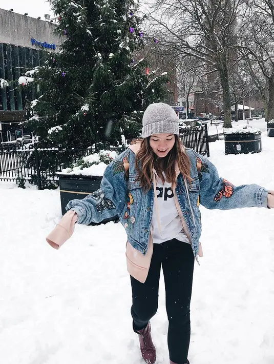 Gaya OOTD Shaloom saat berlibur pun tampak kece. Pandai memadupadankan busana, tak sedikit orang terinspirasi dengan penampilan anak Wulan Guritno ini. Saat bermain salju, Shaloom tampak mengenakan jaket jeans dan kaus putih serta celana hitam. (Liputan6.com/IG/@sharazaaa)