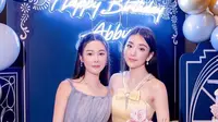 Abby Choi (kiri) dan Moka Fang (kanan) di pesta ulang tahun Abby Choi (Doc: Instagram.com/@abbychoi)