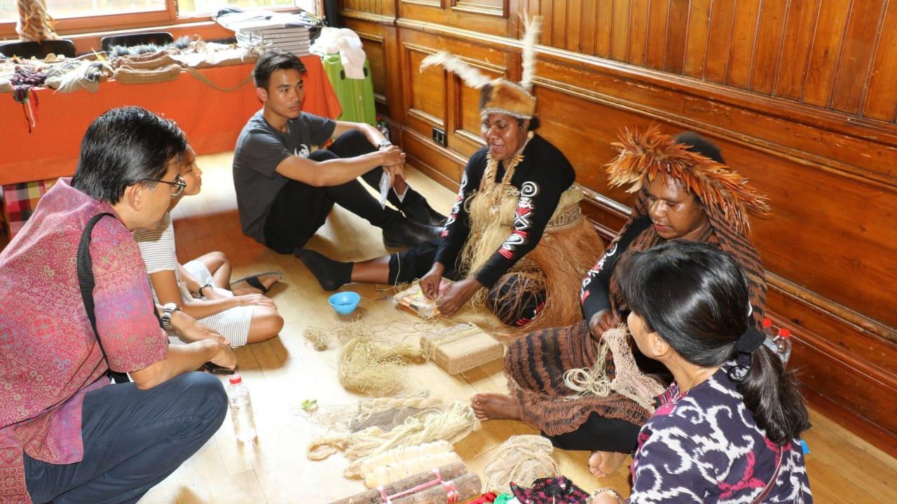 Belajar Cara Membuat Noken di Frankfurt Jerman