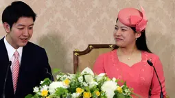 Putri Jepang Ayako dan calon suaminya, Kei Moriya dalam konferensi pers pertunangan mereka di Tokyo, Senin (2/7). Ayako mengumumkan akan menikah dengan pengusaha di sebuah firma ekspedisi, NYK Line berusia 32 tahun pada Oktober. (AP/Koji Sasahara, Pool)