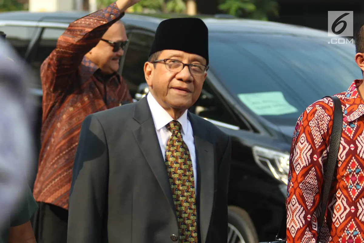 Akbar Tandjung ke Pernikahan Kahiyang Ayu