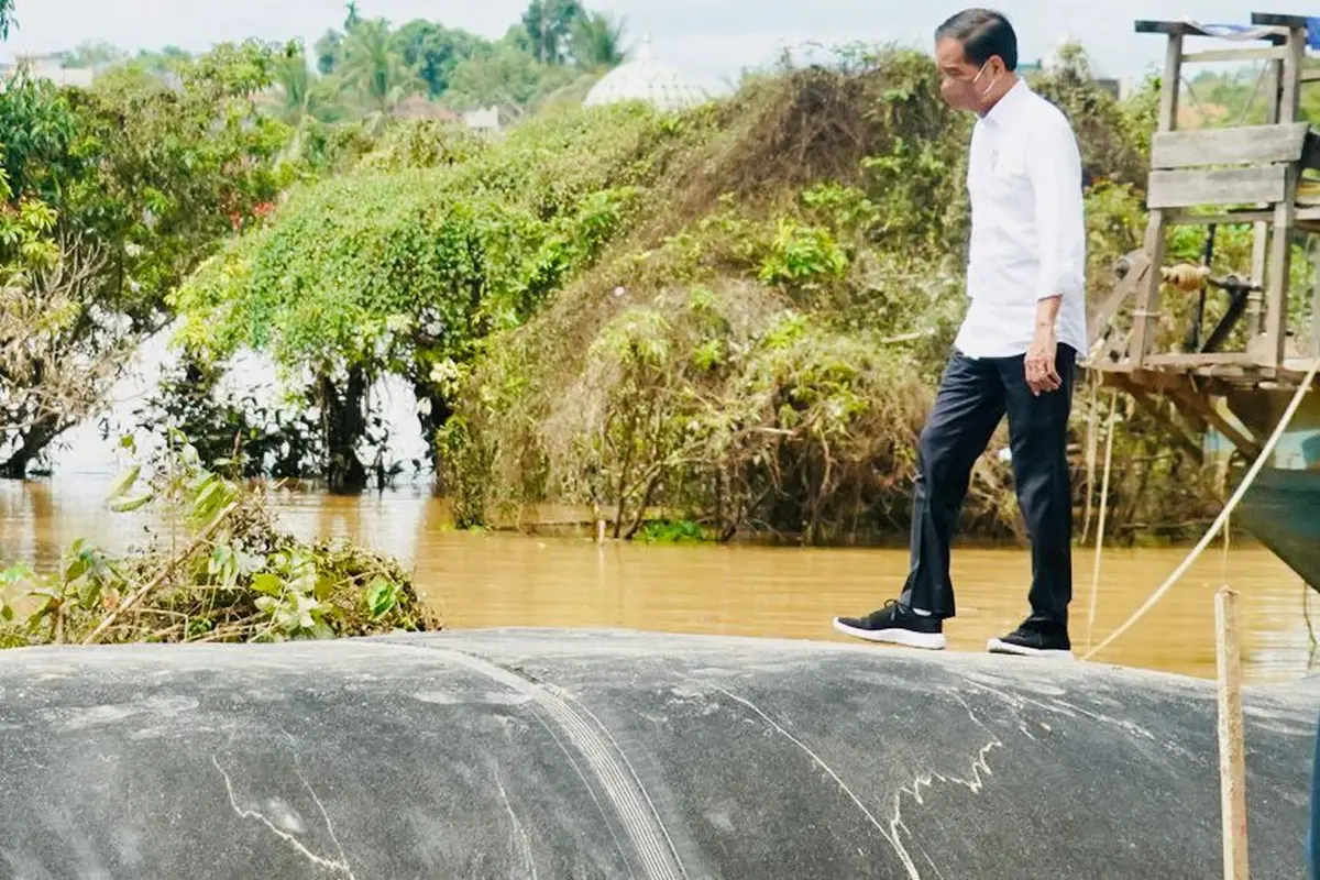 Presiden Jokowi meninjau banjir di Kabupaten Sintang, Kalimantan Barat