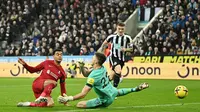 Pemain Liverpool, Cody Gakpo, mencetak gol ke gawang Newcastle United pada laga pekan ke-24 Premier League 2022/2023 di St James' Park, Minggu (19/2/2023). Cody Gakpo menyumbang satu dari dua gol kemenangan The Reds. (AFP/Oli Scarff)