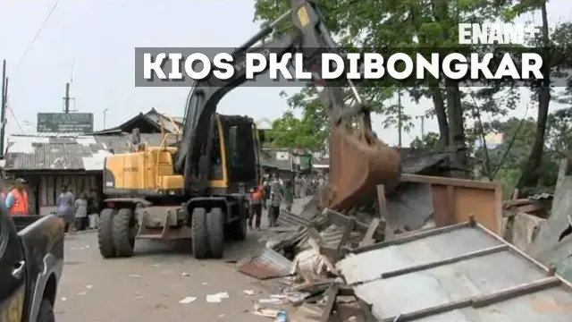 Sejumlah pedagang kaki lima (PKL) di Pasar Parung Bogor marah karena lapak mereka dibongkar petugas. Mereka protes karena mengaku telah membayar lapak ke pengurus pasar.