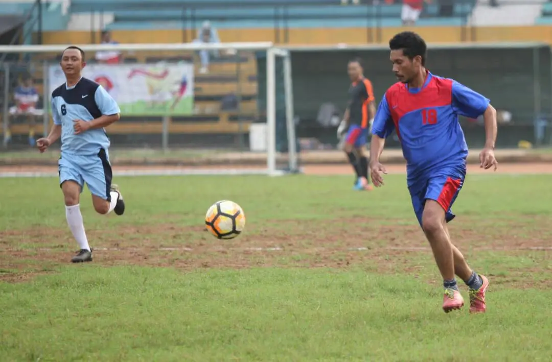 Fotografer Bola.com, Nicklas Hanoatubun menggiring bola dalam pertandingan Invitasi Sepak Bola Antarforum Wartawan yang kelima di Stadion Soemantri Brodjonegoro, Jakarta, Rabu (10/5/2017). (Istimewa)