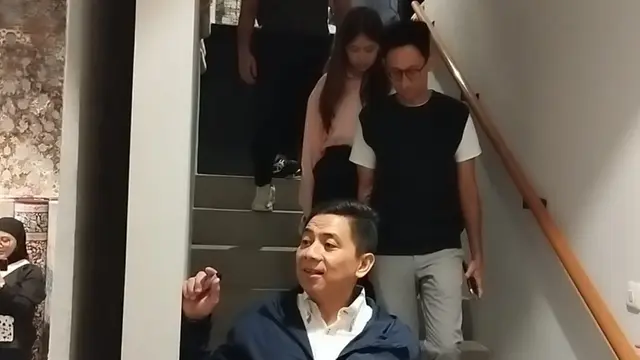 Rebecca Klopper Muncul di Publik