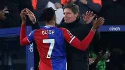 Michael Olise menjadi bintang kemenangan Crystal Palace dengan memborong dua gol. (Adrian DENNIS / AFP)