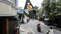 Jelang peringatan Hari Ulang Tahun (HUT) ke-80 Republik Indonesia, muncul fenomena pengibaran bendera bajak laut khas manga One Piece. Aksi ini cukup menarik perhatian publik. (DIKA/AFP)