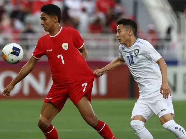 <p>Pemain Timnas Indonesia U-23, Marselino Ferdinan (kiri) menguasai bola dibayangi pemain Uzbekistan U-23, Abbosbek Fayzullaev pada laga semifinal Piala Asia U-23 2024 di Abdullah bin Khalifa Stadium, Doha, Qatar, Senin (29/4/2024). (AFP/Karim Jaafar)</p>