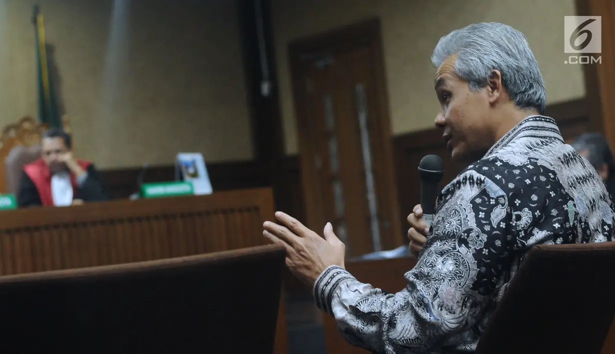 Mantan Wakil Ketua Komisi II DPR, Ganjar Pranowo memberi kesaksian dalam sidang lanjutan dugaan korupsi e-KTP dengan terdakwa, Setya Novanto di Pengadilan Tipikor, Kamis (8/2). Sidang mendengar keterangan saksi. (Liputan6.com/Helmi Fithriansyah)