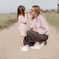 Tahukah kamu selain dengan warisan genetik orangtua, kecerdasan anak juga dipengaruhi oleh pola asuhnya? (Foto: Unsplash.com/Perfect Snacks)