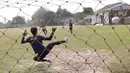 Pemain FC Bekasi City melakukan latihan tendangan penalti untuk persiapan berlaga di Liga 2 2023/2024 yang sudah dalam hitungan hari di Lapangan Harin, Tengerang Selatan, Rabu (7/9/2023). (Bola.com/M Iqbal Ichsan)