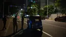 Polisi berbicara dengan penumpang bajaj di tengah jam malam 36 jam mencegah protes terhadap Presiden Sri Lanka Gotabaya Rajapaksa di Kolombo, 2 April 2022. Perintah datang sehari usai pemberlakukan keadaan darurat menyusul protes keras atas krisis ekonomi terburuk negara itu (Ishara S. KODIKARA/AFP)