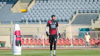 Kiper Persijap Jepara, Rodrigo Moura, menjalani sesi latihan jelang bergulirnya BRI Super League 2025/2026. (Bola.com/Nandang Permana)