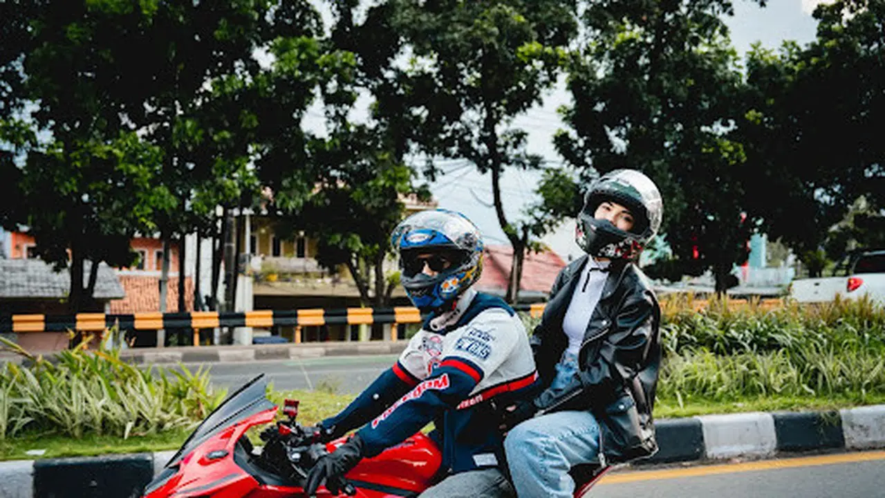 Nona Manis (Nyore Nyanyi Mantap Gratis) bareng cast Vidio Original Series Theo & Ruza. (dok. Vidio)