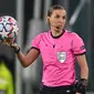 Sebagai ofisial keempat dipercayakan kepada Stephanie Frappart, wasit asal Prancis yang menjadi wasit wanita pertama yang menjadi pengadil dalam Piala Super Eropa dan partai Liga Champions. (Foto: AFP/Vincenzo Pinto)