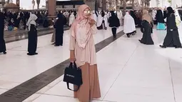 Pemain film 'Satu Suro' ini memilih tampil dengan outfit yang simple dan berdominasi warna pink. (Liputan6.com/IG/@citraciki)