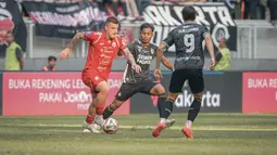 Pemain Persija Jakarta, Fabio Calonego mencoba mengamankan bola dari rebutan pemain Semen Padang pada laga pekan terakhir BRI Super League 2025/2026 pada Sabtu (23/5) sore WIB. (Bola.com/Abdul Aziz)