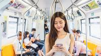 Ilustrasi seorang perempuan sedang pergi liburan ke luar negeri. (Tzido/DepositPhotos.com)